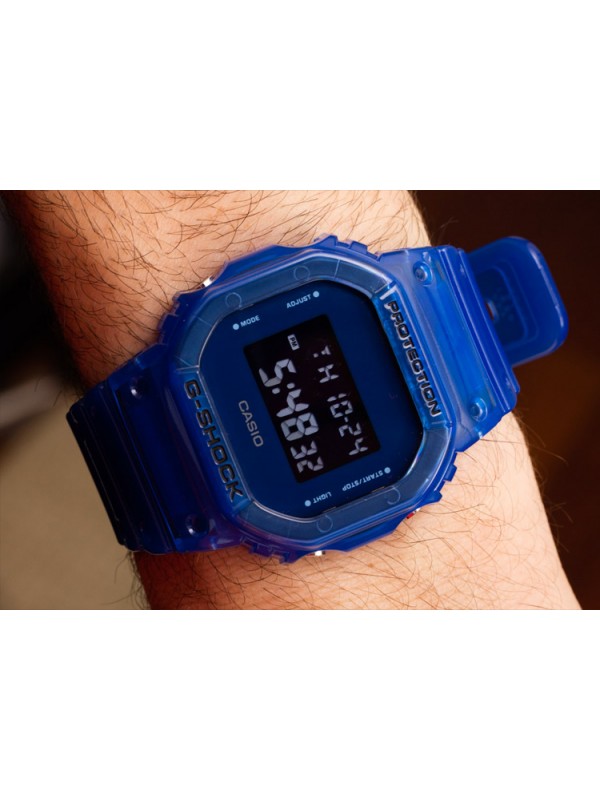 фото Мужские наручные часы Casio G-Shock DW-5600SB-2E
