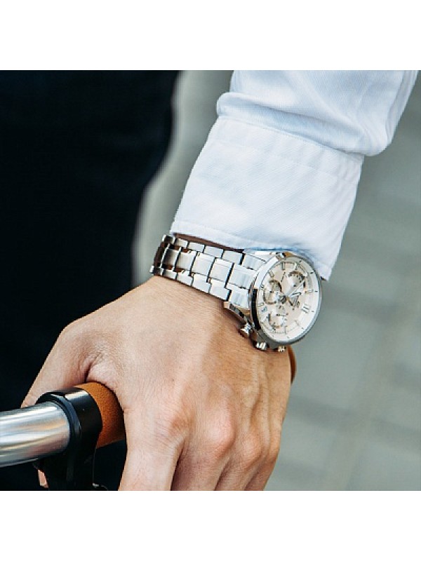 Часы с металлическим браслетом на руке